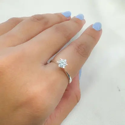 Anel Solitario Caixa Alta em Prata Branca