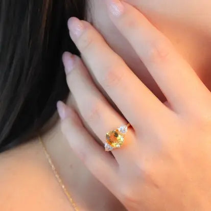 Anel Oval Citrino Natural e Moissanite com Banho de Ouro