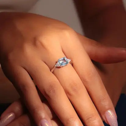 Anel Moissanite com Topazio Azul Quadrado em Prata com Banho de Rodio