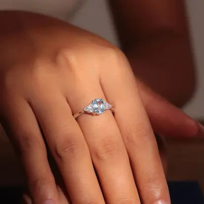 Anel Moissanite com Topazio Azul Oval em Prata com Banho de Rodio