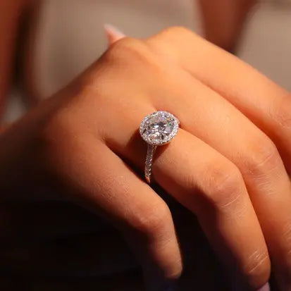 Anel Moissanite Redondo Cravejado em Prata com Banho de Rodio