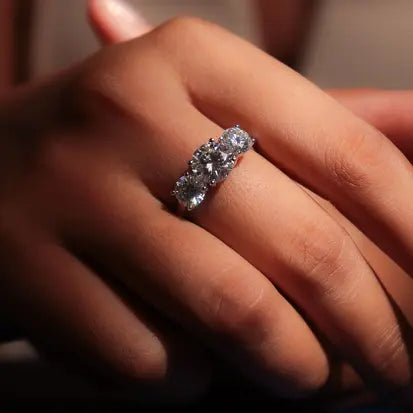 Anel 3 Moissanites Redondas em Prata com Banho de Rodio