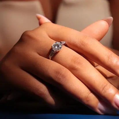 Anel Moissanite Redondo 2 Baguete em Prata com Banho de Rodio