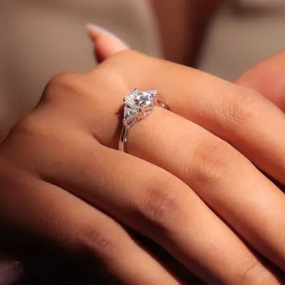 Anel Moissanite Oval 2 Triangulos em Prata com Banho de Rodio