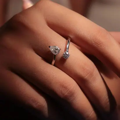 Anel Moissanite 2 Ponto de Luz Aberto em Prata com Banho de Rodio