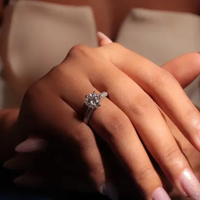 Anel Moissanite Redondo 6 Garras Cravejado em Prata com Banho de Rodio