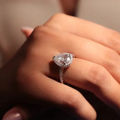 Anel Moissanite Gota Grande em Prata com Banho de Rodio