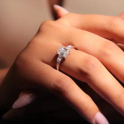 Anel Moissanite Retangular com Duas Gotas em Prata com Banho de Rodio