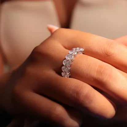 Anel Meia Aliança Oval Moissanite em Prata 925 com Banho de Rodio