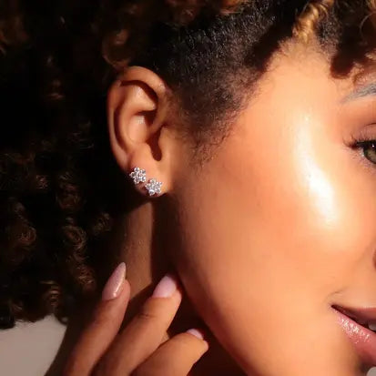 Brinco Flor M Moissanite em Prata 925 com Banho de Rodio