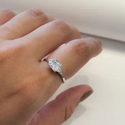 Anel Retangulo e Triangulo Cravejado com Zirconias com Banho de Rodio