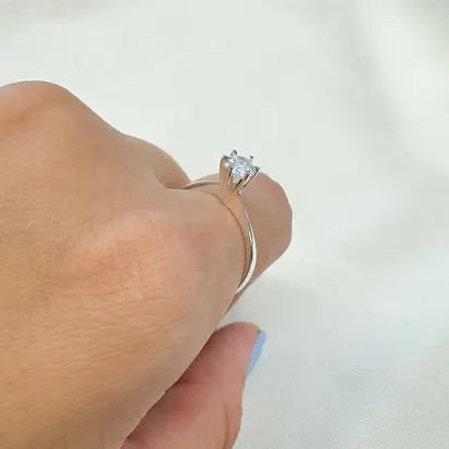 Anel Solitario Caixa Alta em Prata Branca