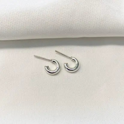 Meia Argola em Caixa em Prata Branca