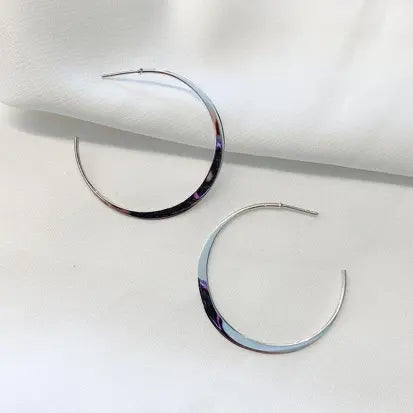 Meia Argola Fina em Prata Branca