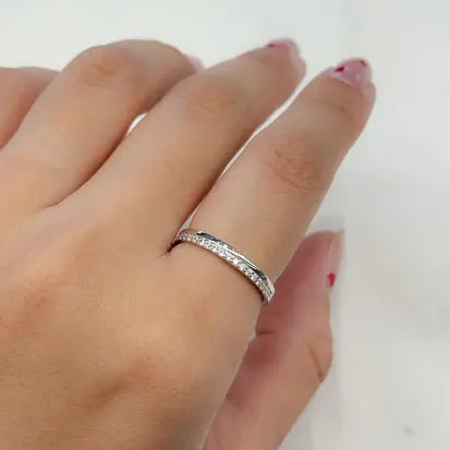 Anel Aliança Cravejada Prata com Banho de Rodio