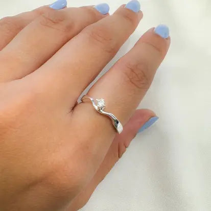 Anel Solitario Torcido em Prata Branca