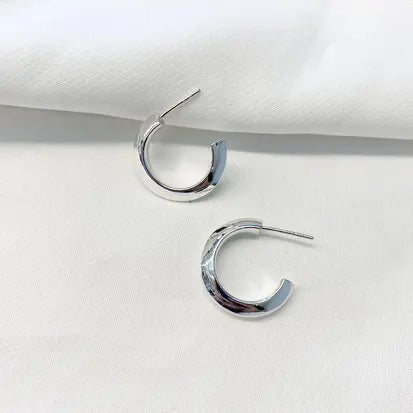 Meia Argola M Caixa em Prata Branca