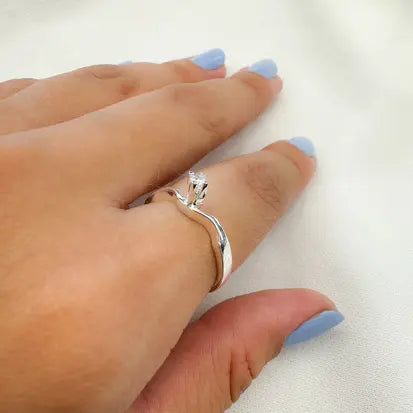 Anel Solitario Torcido em Prata Branca