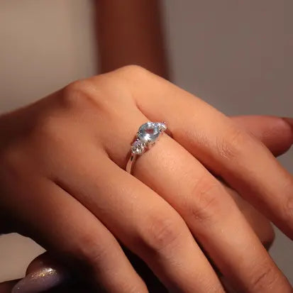 Anel Moissanite com Topazio Azul Redondo em Prata com Banho de Rodio