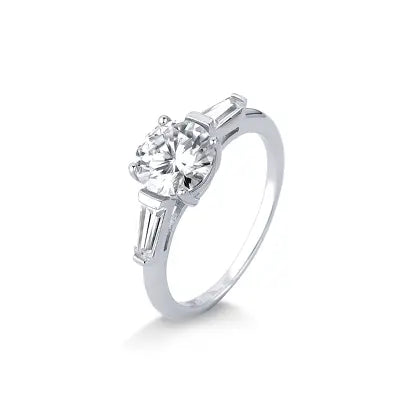 Anel Moissanite Redondo 2 Baguete em Prata com Banho de Rodio