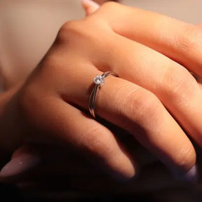 Anel Moissanite Solitario Aro Torcido em Prata com Banho de Rodio
