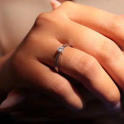 Anel Moissanite Solitario Aro Torcido em Prata com Banho de Rodio