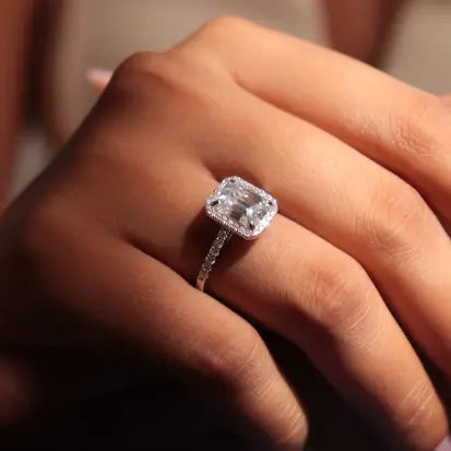 Anel Moissanite Retangular com Borda Cravejada em Prata com Banho de Rodio