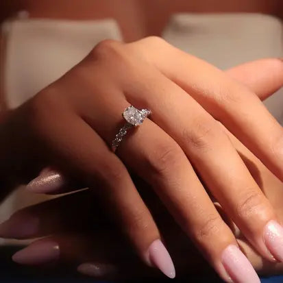 Anel Solitario Oval Moissanite em Prata 925 com Banho de Rodio