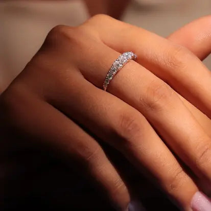 Meia Aliança Degrade Moissanite em Prata 925 com Banho de Rodio